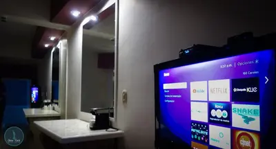 Una televisión o centro de entretenimiento en New York Hotel/Motel