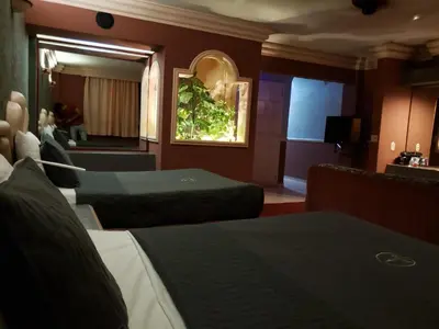 Una televisión o centro de entretenimiento en New York Hotel/Motel