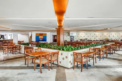 Un restaurante o sitio para comer en Fiesta Inn Express Puebla Finsa