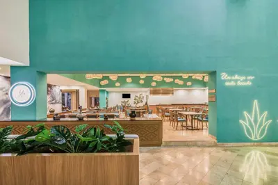 Un restaurante o sitio para comer en Fiesta Inn Oaxaca