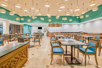 Un restaurante o sitio para comer en Fiesta Inn Oaxaca