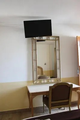 Una televisión o centro de entretenimiento en D'Cesar Hotel Acapulco