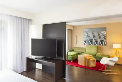 Una televisión o centro de entretenimiento en Fiesta Inn Ciudad de México Aeropuerto