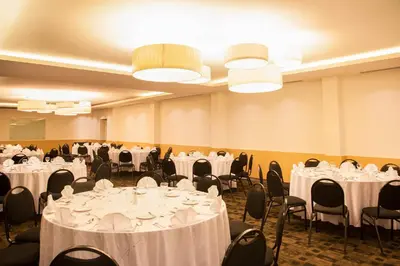 Un restaurante o sitio para comer en Fiesta Inn Ciudad de México Aeropuerto