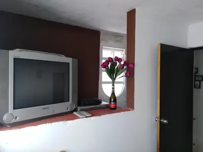 Una televisión o centro de entretenimiento en Casita Típica Cholulteca - Completa (8 prs)
