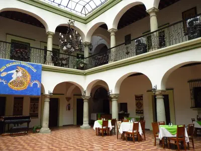 Un restaurante o sitio para comer en Hotel Monte Alban - Solo Adultos