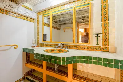 Un baño de Ayenda Meson de San Sebastian