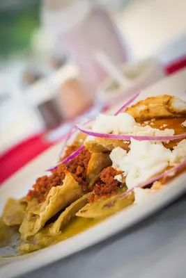 Comida en o cerca de este hotel