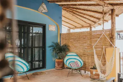 Un patio o zona al aire libre en Azul Cielo Hostel