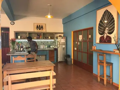 Un restaurante o sitio para comer en Azul Cielo Hostel