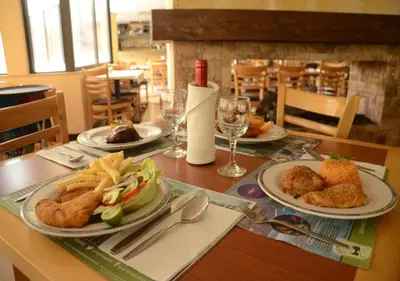 Comida en o cerca de este hotel
