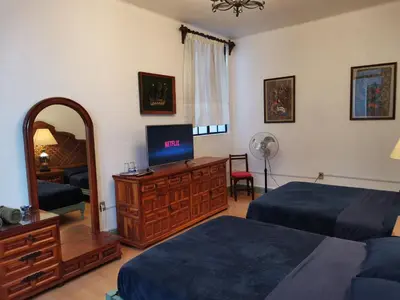 Una televisión o centro de entretenimiento en Home Sweet Home