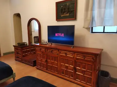 Una televisión o centro de entretenimiento en Home Sweet Home