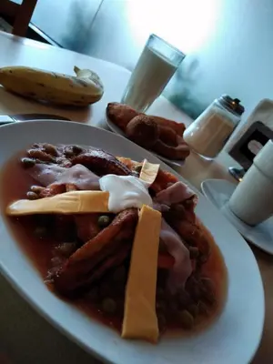 Comida en o cerca de este hotel