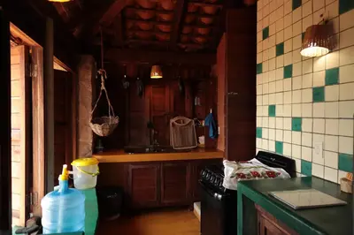 Una cocina o zona de cocina en LA LOMA LINDA, Bungalows, Yoga and Feldenkrais, STARLINK INTERNET