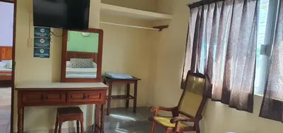 Una televisión o centro de entretenimiento en Hotel El Faro Malecon
