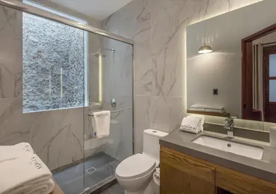 Un baño de Hotel Casa Monarca