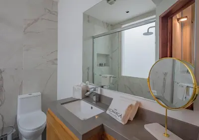 Un baño de Hotel Casa Monarca