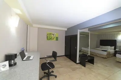 Una televisión o centro de entretenimiento en Hotel Ha