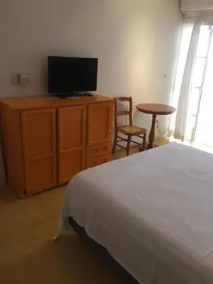 Una televisión o centro de entretenimiento en Casa De La Luz - Guesthouse