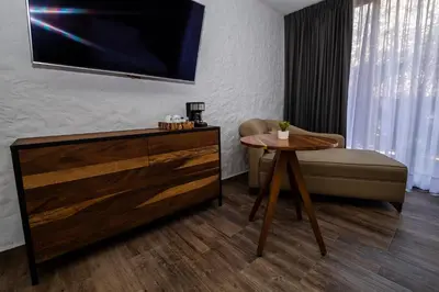 Una televisión o centro de entretenimiento en Hotel Boutique Camino Del Bosque