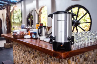 Utensilios para hacer té y café en Casa de Olas Boutique Hotel