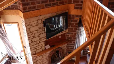 Una televisión o centro de entretenimiento en Hotel y Cabañas Alan