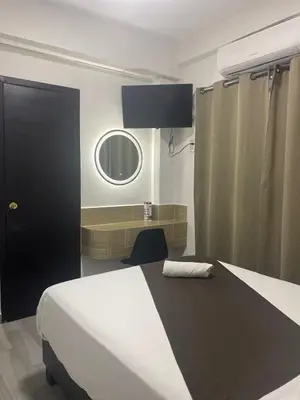 Una televisión o centro de entretenimiento en DON CELES