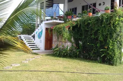Jardín al aire libre en Casa Colibrí Agua Blanca