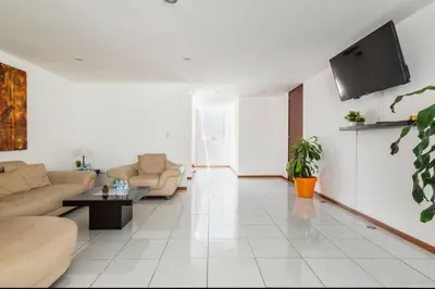 Una televisión o centro de entretenimiento en Casa Grande, Cómoda y con Seguridad - Excelente Ubicación