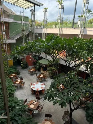Un restaurante o sitio para comer en Flor de Mayo Hotel & Restaurant