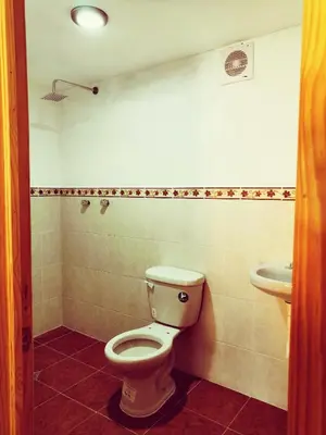Un baño de BONITO y AMPLIO DEPARTAMENTO con JARDÍN 