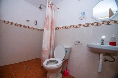 Un baño de BONITO y AMPLIO DEPARTAMENTO con JARDÍN 