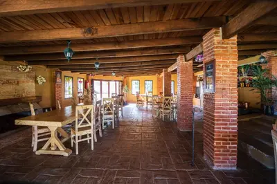Un restaurante o sitio para comer en Hotel Pozo Viejo