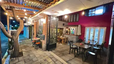 Un restaurante o sitio para comer en Hostal Mago