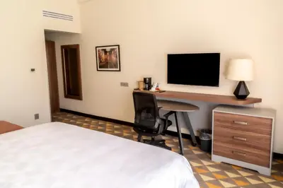 Una televisión o centro de entretenimiento en Holiday Inn Tlaxcala by IHG