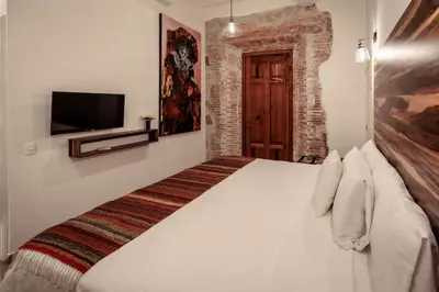 Una televisión o centro de entretenimiento en Hotel Tabáa Oaxaca