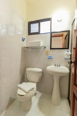 Un baño de Hotel Casa Blanca