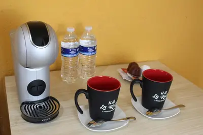 Utensilios para hacer té y café en Hotel Boutique La Rioja