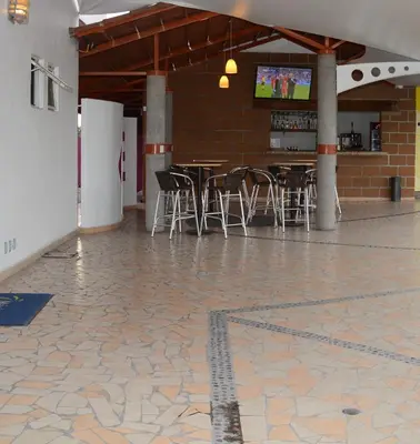 Un restaurante o sitio para comer en Hotel Magico Inn