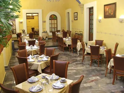 Un restaurante o sitio para comer en Hotel Casa Real Tehuacan