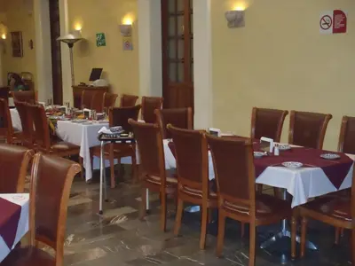 Un restaurante o sitio para comer en Hotel Casa Real Tehuacan