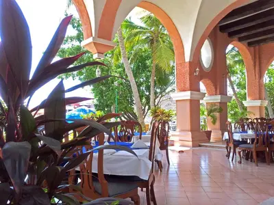 Un restaurante o sitio para comer en Canadian Resort Huatulco
