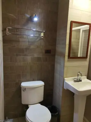 Un baño de Hotel Edén