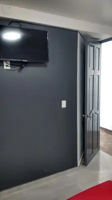Una televisión o centro de entretenimiento en HOTEL EL EDEN IXTAPALUCA