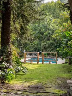 Piscina en o cerca de Tu cabaña Cuernavaca - hospedaje by Arcadia