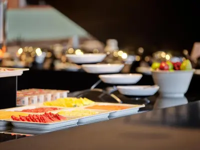 Comida en o cerca de este hotel
