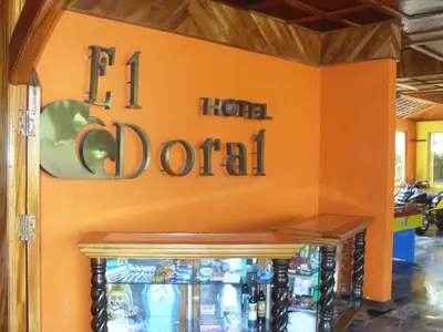Certificado, premio, señal o documento que está expuesto en Hotel El Doral