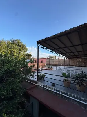 Edificio en el que se encuentra el hostal o pensión