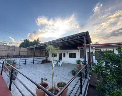 Edificio en el que se encuentra el hostal o pensión
